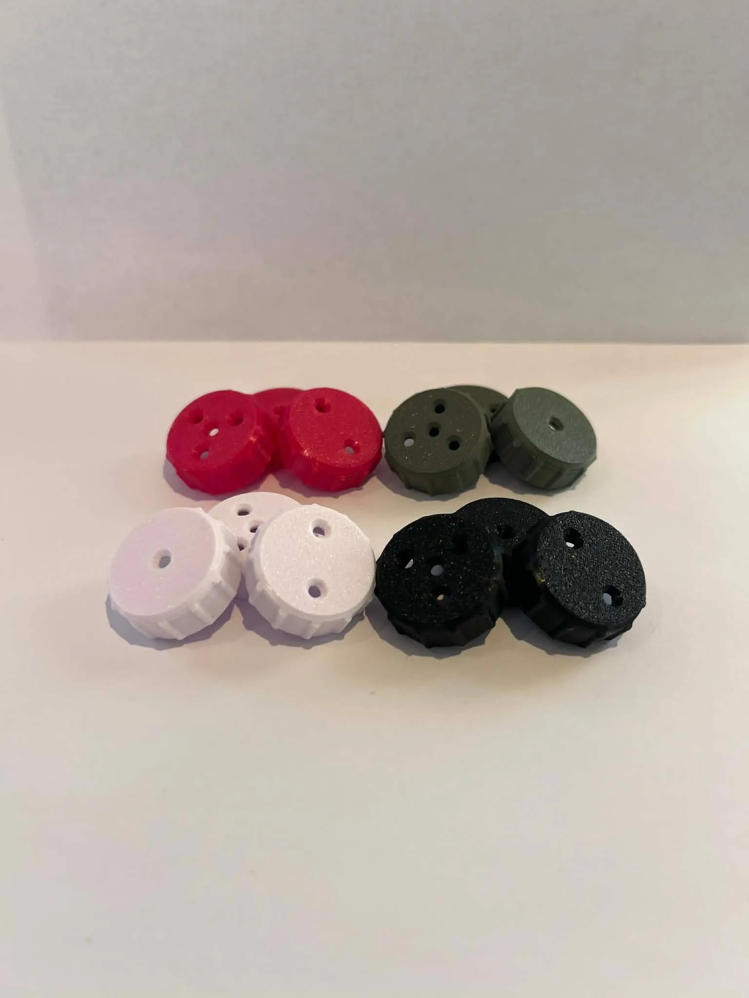 Screw-on lid with a different number of holes, in four colours